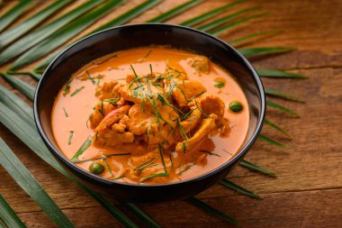 Eski malzemeler ile bir tavada Köri soslu tavuk 