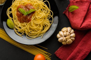 Spagetti domates sosu ve onların malzemeleri çevresinde. Ayarlamak