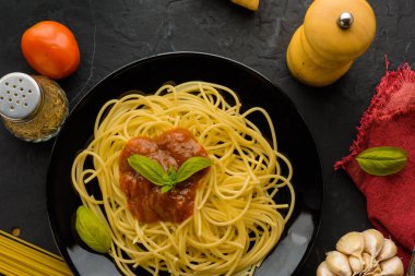 Spagetti domates sosu ve onların malzemeleri çevresinde. Ayarlamak