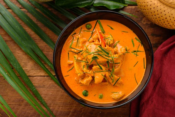 Eski malzemeler ile bir tavada Köri soslu tavuk 