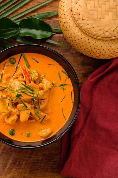 Eski malzemeler ile bir tavada Köri soslu tavuk 