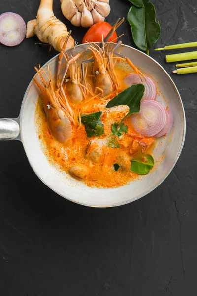 Tom Yum sopa o tom yum goong, un camarón picante tradicional tailandés tan — Foto de Stock