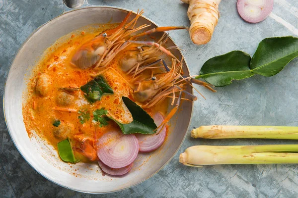 Tom Yum çorba ya da tom yum goong, Tay geleneksel baharatlı karides böylece
