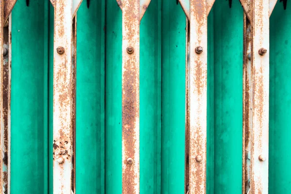 Antiquariato porta scorrevole in acciaio bloccato. Vecchio stile di acciaio rosso vicino fare — Foto Stock