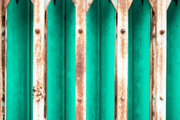 Porta de aço deslizante antiga trancada. Estilo velho de aço vermelho próximo fazer — Fotografia de Stock