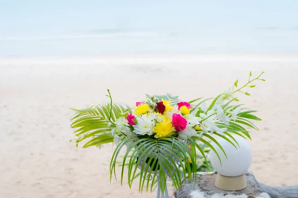 Arranjos florais e decoração. Arranjo de rosa e branco — Fotografia de Stock