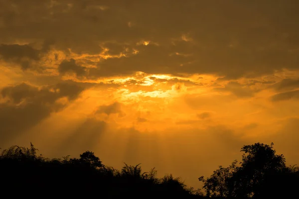 太陽光線は、地平線の上に空を照らす — ストック写真