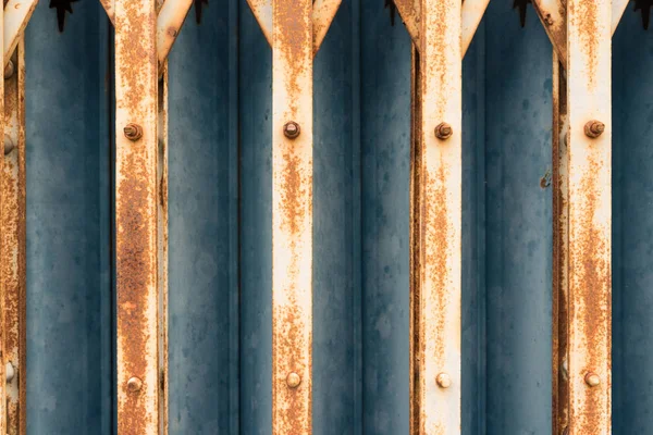 Velho ferro porta metálica, enferrujado marrom vintage grunge portão — Fotografia de Stock