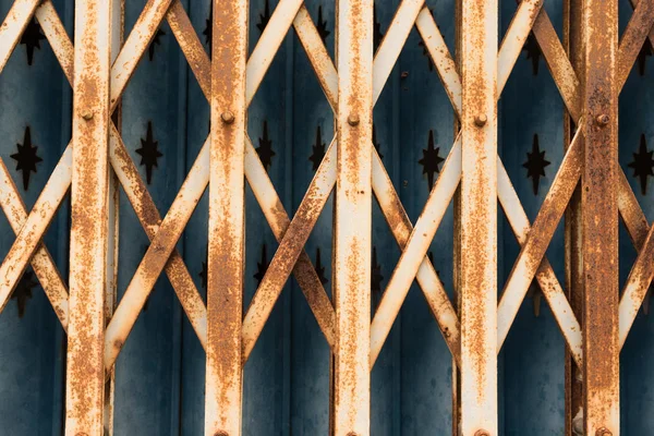 Velho ferro porta metálica, enferrujado marrom vintage grunge portão — Fotografia de Stock