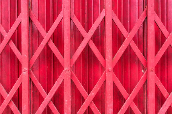 Antiquariato porta scorrevole in acciaio bloccato. Vecchio stile di acciaio rosso vicino fare — Foto Stock