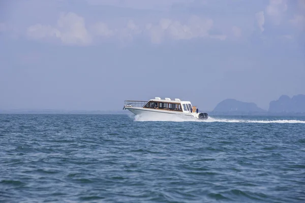 Transportation mode of speed boat on sea at Phuket Thailand — Stock Photo, Image