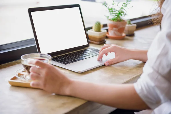 El grafik tasarımcı yaratıcı ofiste dizüstü kullanarak kırpılmış