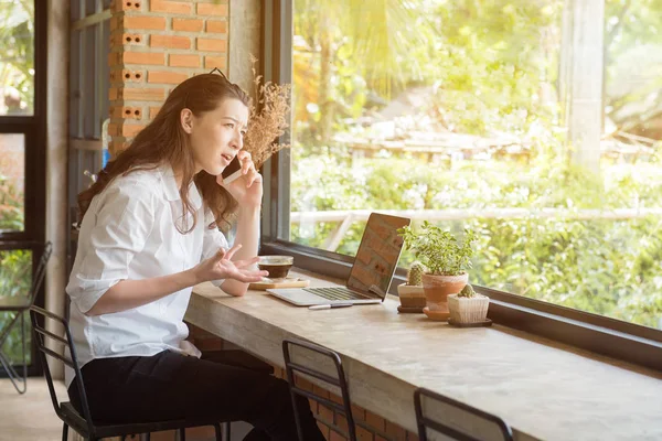 Öfkeli, soru ve karışık karma yarış iş kadını t arama