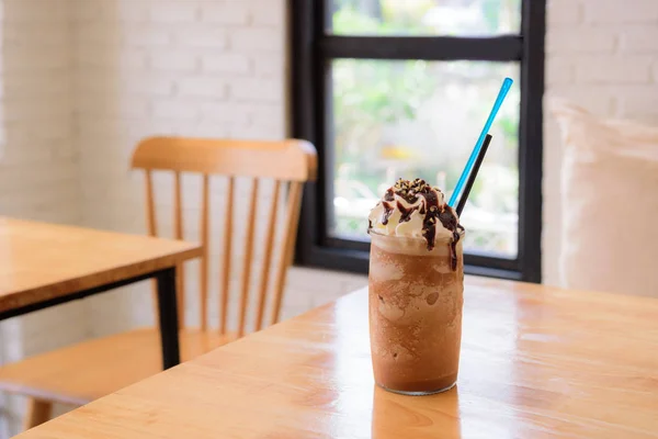 Högt glas av läckra kallt iskaffe float eller milkshake topp — Stockfoto