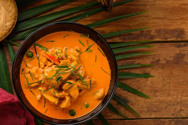 Eski malzemeler ile bir tavada Köri soslu tavuk 