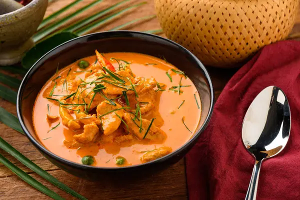 Eski malzemeler ile bir tavada Köri soslu tavuk 