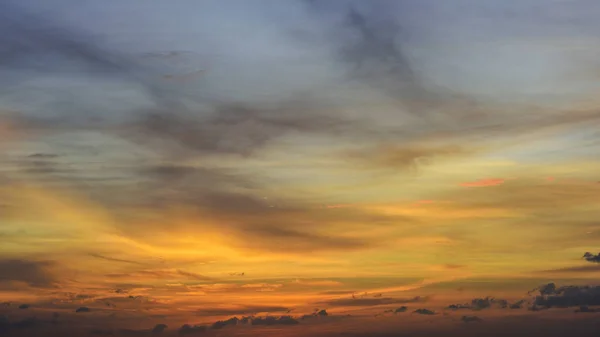 Cielo azul en la puesta del sol (dramático), hermoso en la naturaleza —  Fotos de Stock