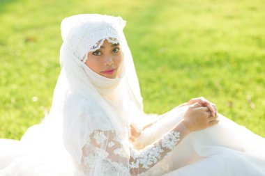 Beyaz weddi makyaj ile güzel bir Müslüman gelin portresi