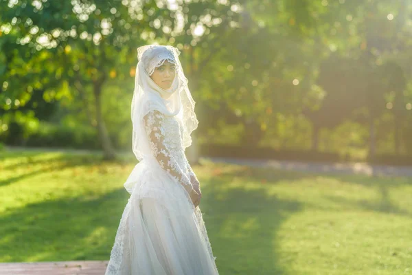 Ritratto di una bella sposa musulmana con trucco in weddi bianchi — Foto Stock