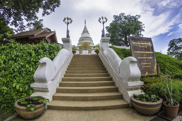Stupa at wat phra dhat pha ngao im goldenen Dreieck chiang saen, c — Stockfoto