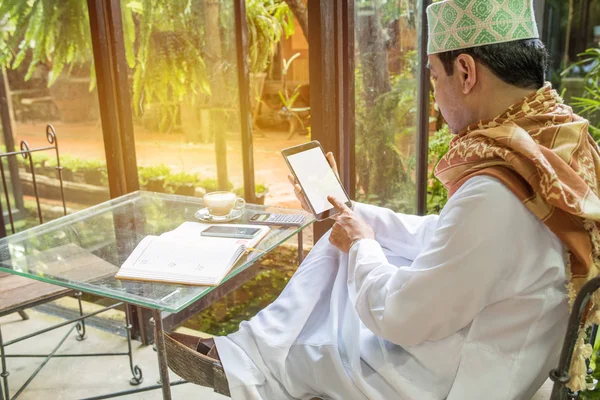 アラブのイスラム教徒のビジネスの男性コーヒー ショップに座って、タブレットとスマートを使用 — ストック写真
