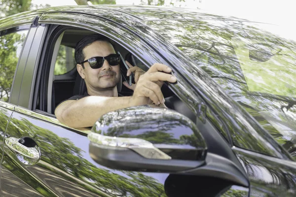 Asiático cuasual hombre de negocios sentarse en coche ver la cámara y el uso de la mafia — Foto de Stock