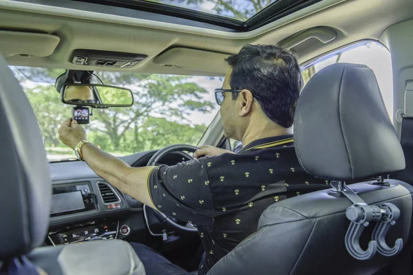 Asiático casual hombre sentarse en coche y sentado coche cámara, seguridad primero — Foto de Stock