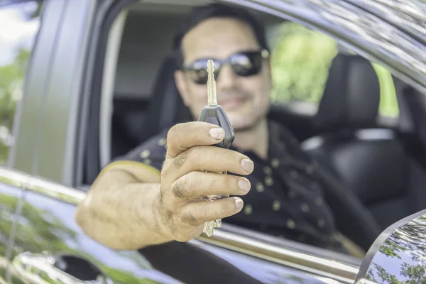 Asiático casual hombre espectáculo coche llave mientras sentado en coche, aparcamiento en o — Foto de Stock