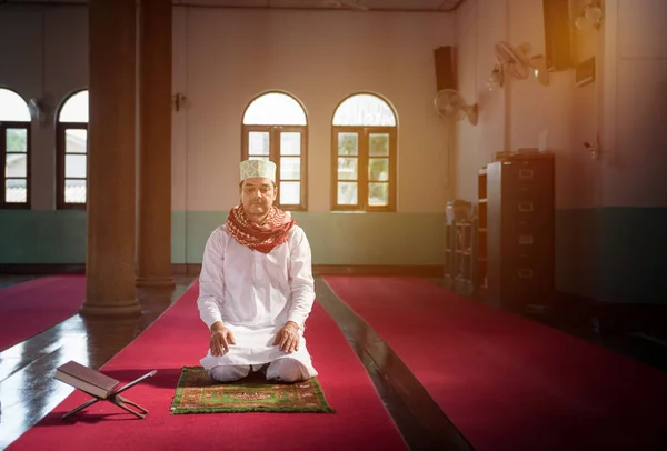 Islam hombre musulmán vestido de costumbre rezando en la mezquita —  Fotos de Stock