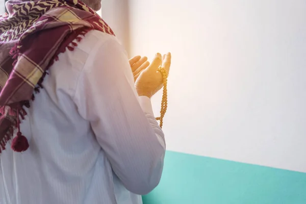 Islam uomo musulmano in abito personalizzato pregare in moschea — Foto Stock