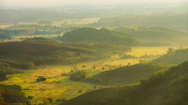 Paisagem sonhadora de montanha e campo de arroz no início da manhã — Fotografia de Stock