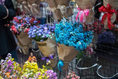 birçok grup durak üzerinde asılı çiçek buketi