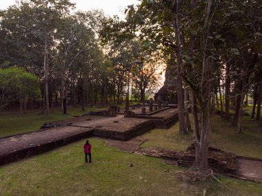 Asya Bayan Wat Pa Sak ile antik tarihi alanında ayakta 