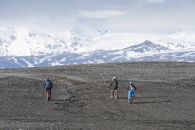 İnsanlar Bisiklet Bisiklet Bisiklet ile kar koyu siyah kum plaj
