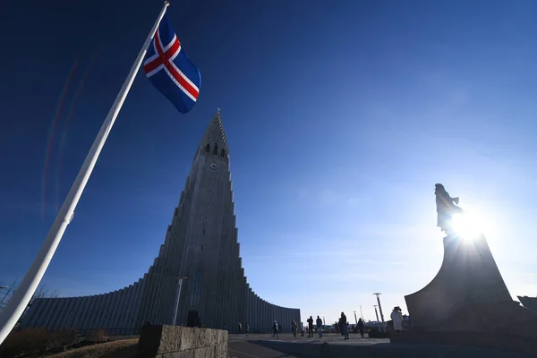 IJsland Reykjavik Hallgrimskirkja kerk iconische kathedraal illumi — Stockfoto