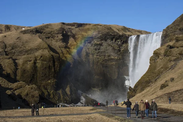 在冰岛南部的大瀑布 Skogafoss 旅行者漫步 — 图库照片