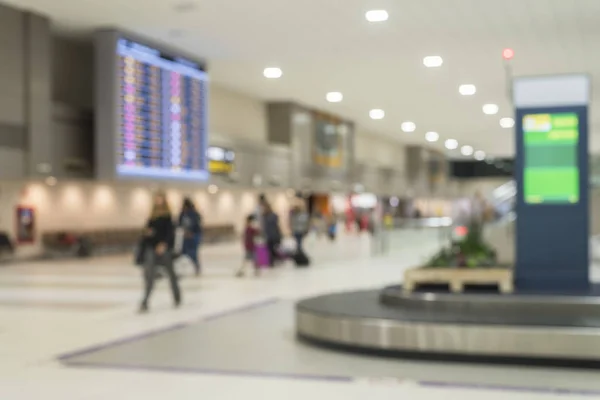 Аэропорт Blur и пассажиры с боке фоном — стоковое фото