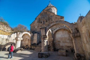Dilijan, Ermenistan 'daki Haghartsin Manastırı' nda duran Asyalı gezgin kadın.