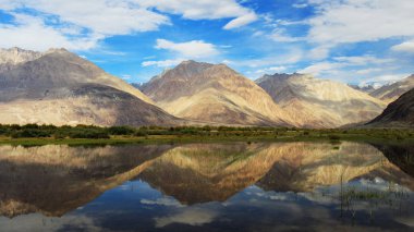Pangong Gölü (İngilizce: Pangong Tso, Tibetçe: 