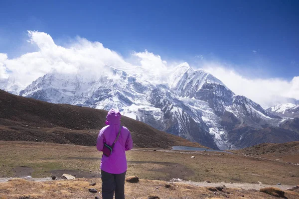 Mujer asiática trekker en el valle del Everest ruta de trekking en Khumbu, Nepal con montaña de nieve en el fondo . — Foto de Stock