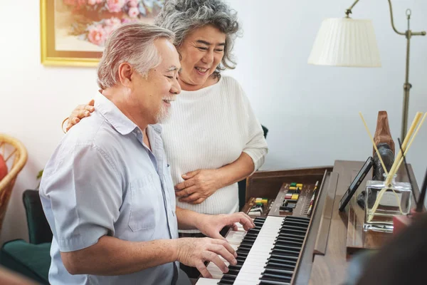 Huzurevinde yaşlı bir adam piyano çalıyor yaşlı bir kadının dinlediği, yaşlı Asyalı büyükanne ve büyükbaba evde aşk anlarıyla piyano çalıyorlar..