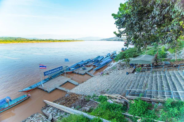 Puerto de Chiang saen a Laos, Myanmar, Birmania y China de transporte — Foto de Stock
