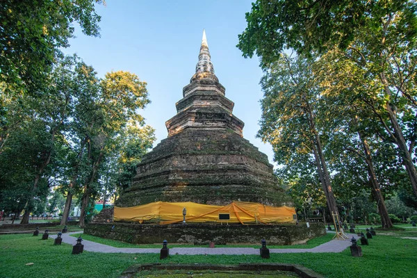 Régi tégla sztúpa Wat vagy templom Chedi Luang Chiang saen, Chiang rai Thaiföld. — Stock Fotó