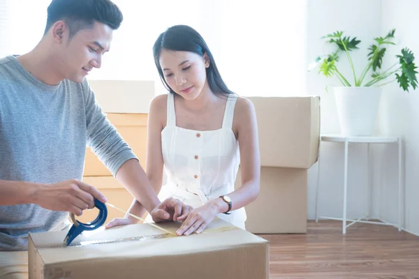 Startup small business owner at workplace. freelance asian man and asian woman seller check product order, packing goods for delivery to customer. Online selling, e-commerce, shipping concept. — Stok fotoğraf