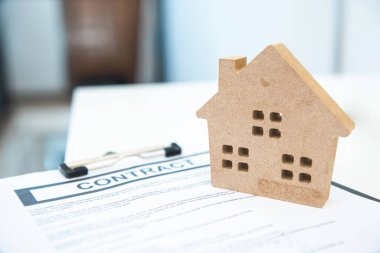 Ev oyuncağı şekli, gayrimenkul ve mülk kavramı ile sözleşme imzası.