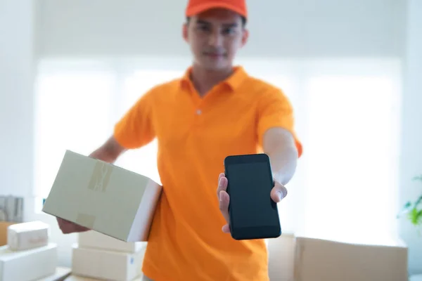 Üniformalı Genç Teslimatçı Elinde Akıllı Telefonu Boş Ekranla Gösteriyor Ulaşım — Stok fotoğraf