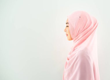 Asyalı genç müslümanların yan görünüşü tesettür takın