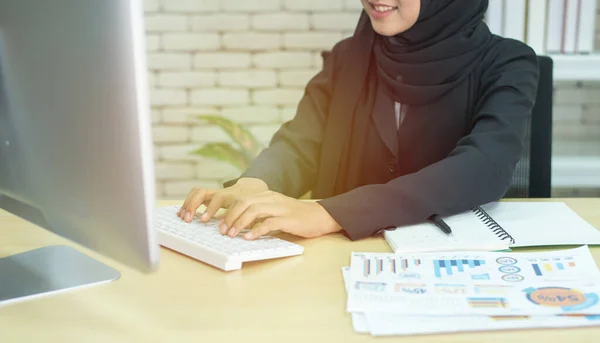 Jovem Bonito Asiático Muçulmano Mulher Negócios Vestindo Preto Hijab Trabalhando — Fotografia de Stock