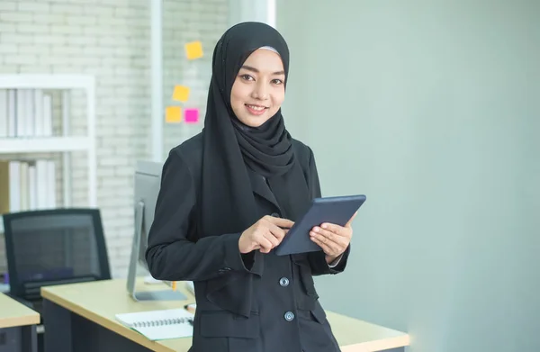 Молодая Мусульманка Азиатка Предпринимательница Графическим Планшетом Время Работы Компьютером Студии — стоковое фото