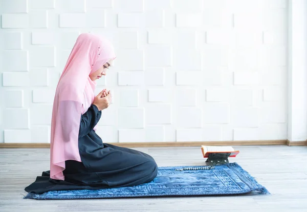 Vista Lateral Asiático Hermosa Joven Musulmana Estudiante Oración Hijab Orando —  Fotos de Stock